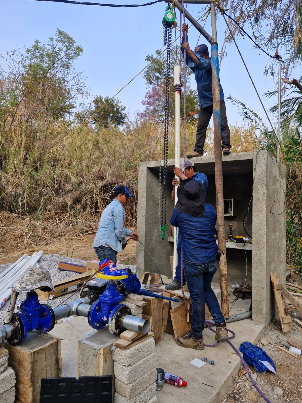 Construcción de caseta de distribución con estructura de concreto - 2024